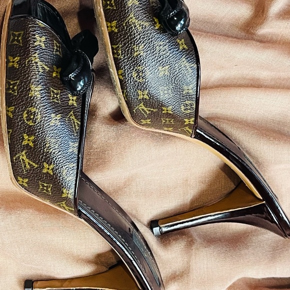 Louis Vuitton Canvas Printed Slide - Picture 8 of 9